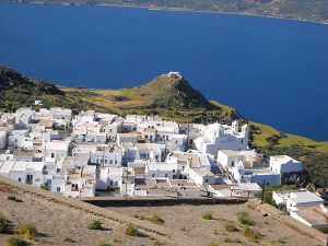 Plaka-Milos-Cicladi-Grecia.-Author-Pastitio.-Licensed-under-the-Creative-Commons-Attribution