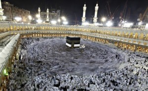 fedeli-musulmani-ruotano-attorno-alla-kaaba-nella-grande-moschea-di-la-mecca-durante-l-annuale-pellegrinaggio-hajorig_main